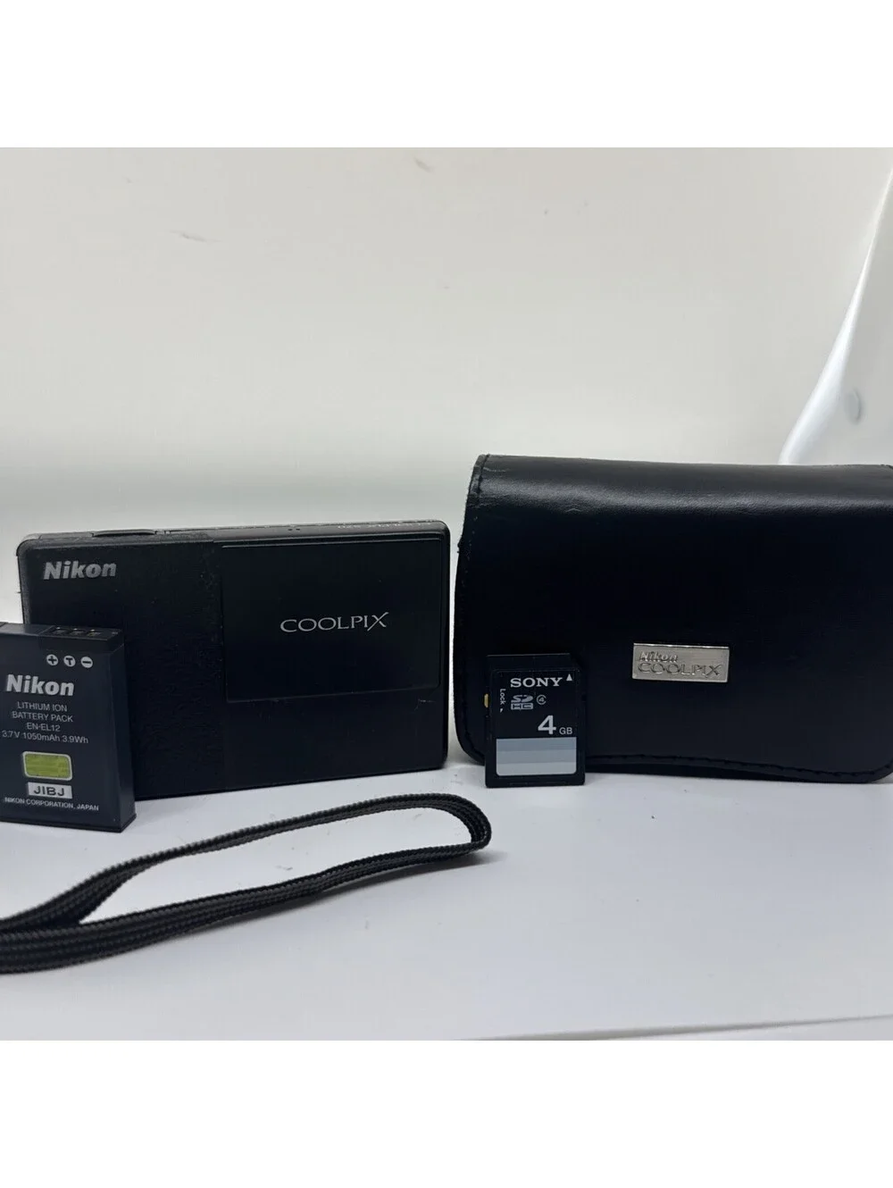 Nikon Coolpix S70  Compact Digital Camera Black W Battery SD Case TESTED WORKING